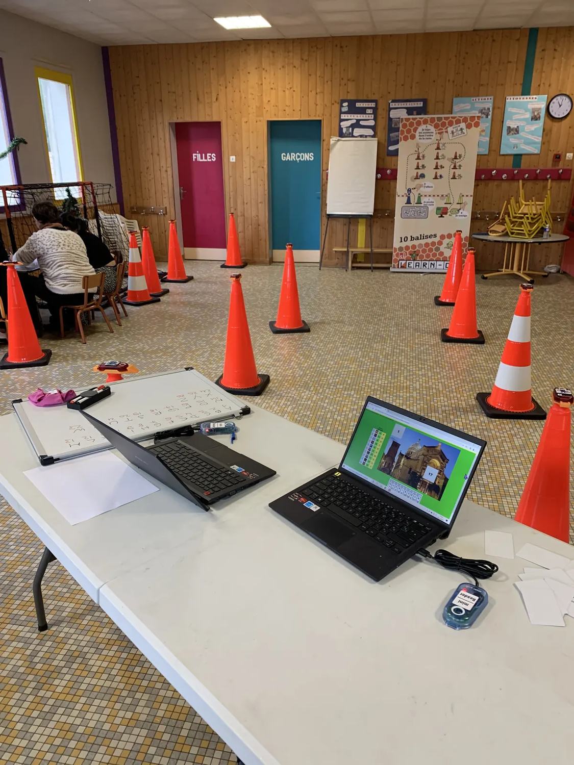 Parcours LEARN-O installé dans une salle d'école à Tours
